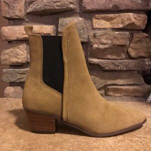Report signature camel pointed bootie